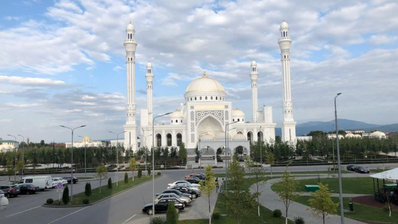 В Чечне прокомментировали требования главы района к сотрудникам побриться налысо