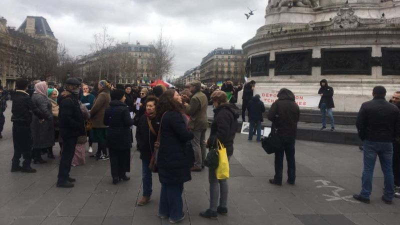 В Париже прошел митинг в память о жертвах сталинской депортации чеченцев и ингушей