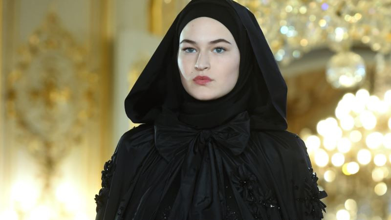 Дочь Кадырова в Париже: модный показ Firdaws