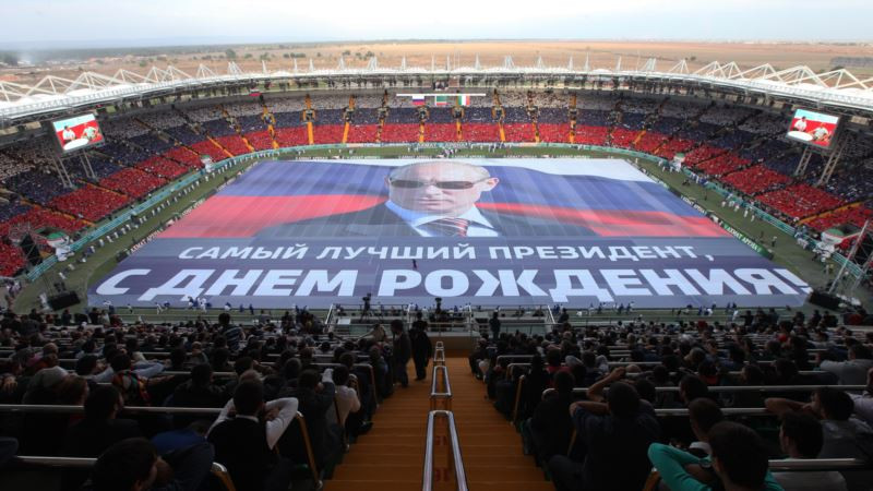 В Чечне болельщики "Зенита" оголили торсы и сорвали матч с "Ахматом"