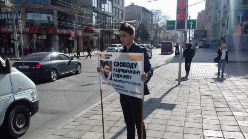 В Махачкале прошел очередной пикет с требованием освободить арестованного журналиста "Черновика"