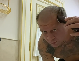 Емельяненко последовал примеру Кадырова и побрился налысо