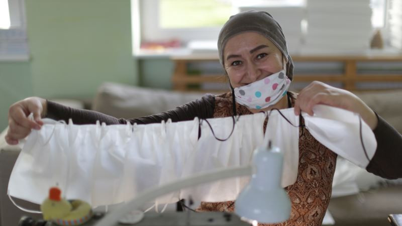 Беженцы из Чечни в Польше шьют защитные маски