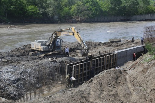 В Грозном реконструируют два аварийных моста через реку Сунжа