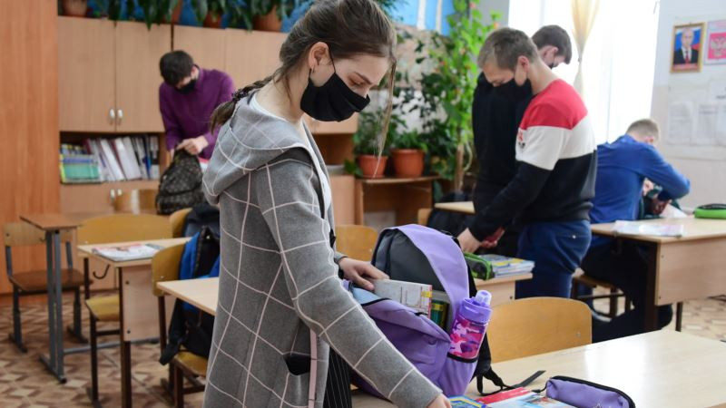 Российские школьники получат аттестаты без экзаменов
