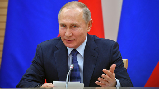 Путин продлил дополнительные выплаты медикам до конца лета