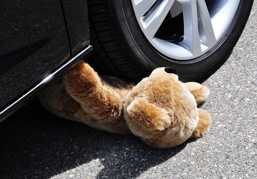 В Грозном под колеса автомобиля попала двухлетняя девочка