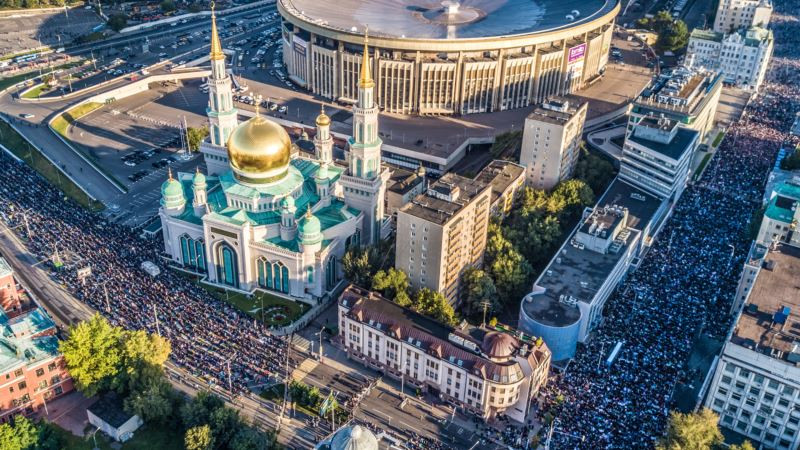Мусульманам России рекомендовали оставаться дома во время праздничной молитвы по случаю Курбан-байрама