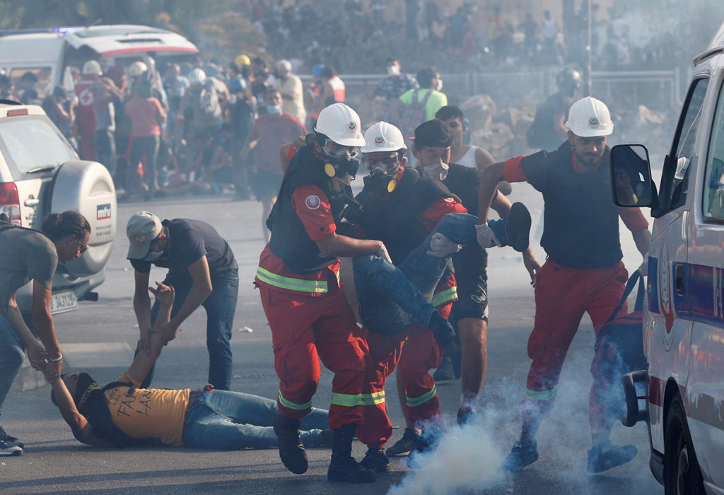 Сотни людей пострадали при столкновениях демонстрантов и силовиков в Бейруте