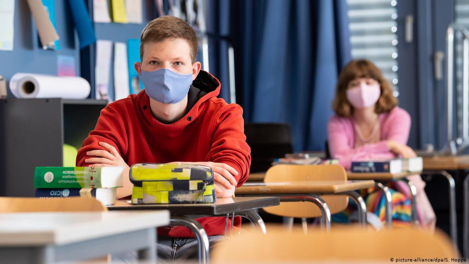 В Германии будут исключать из школы за неношение масок