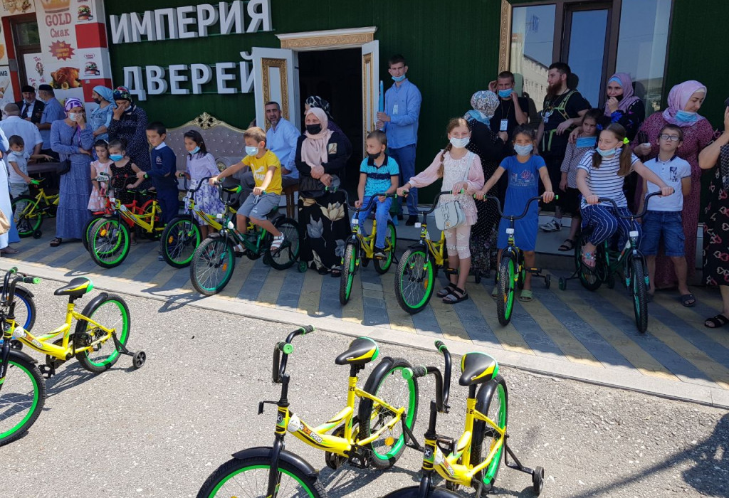 В Чечне детям-сиротам подарили велосипеды