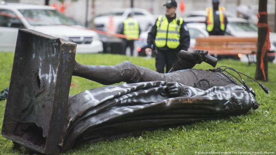 В Монреале снесли статую первого премьера Канады