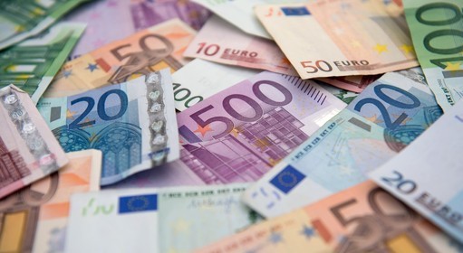 Курс евро взлетел выше 90 рублей