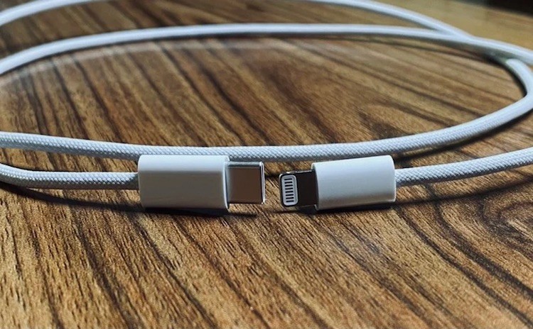 Apple наконец-то будет комплектовать iPhone более прочными кабелями для зарядки