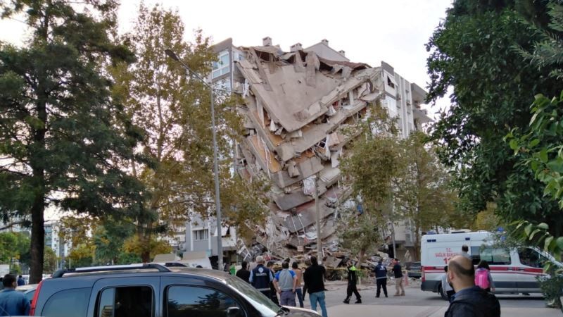 В результате землетрясения в Турции погибло не менее 25 человек