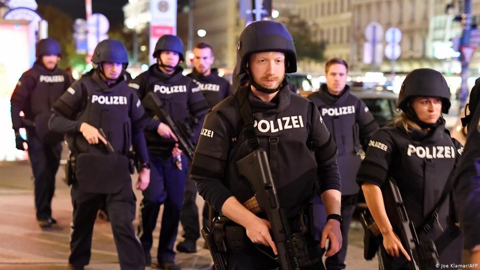 Канцлер Австрии назвал стрельбу в Вене терактом