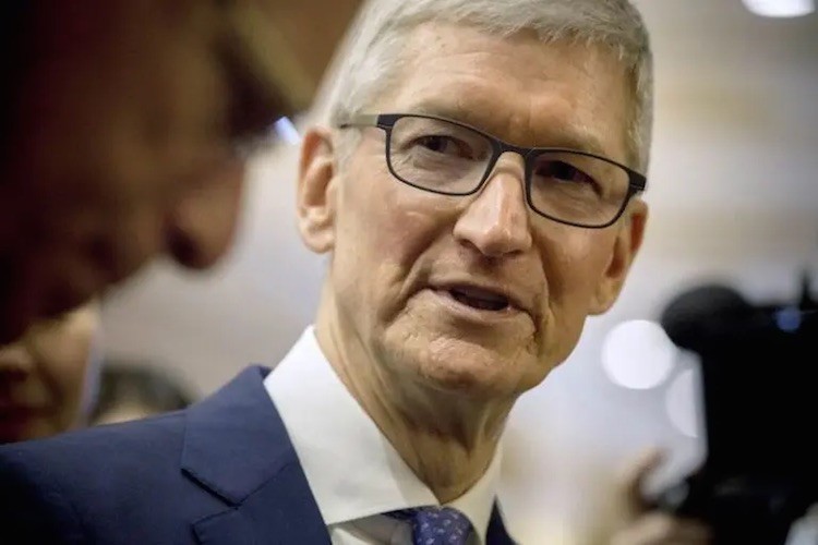 Акционеры Apple обвинили Тима Кука в сокрытии сведений о падающем спросе на iPhone