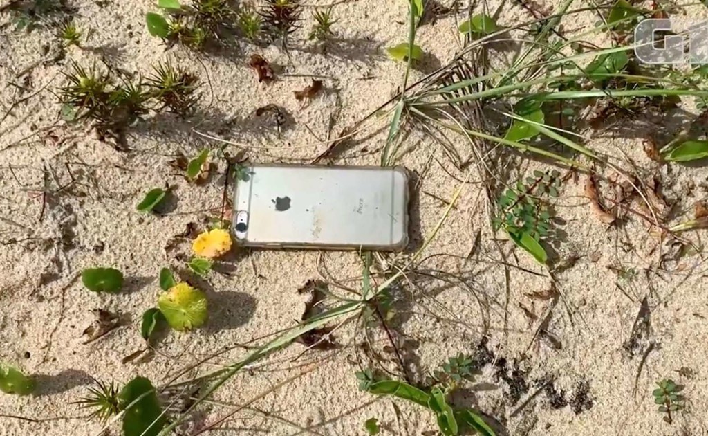 iPhone 6S упал с самолета и выжил. Реакция владельца попала на видео
