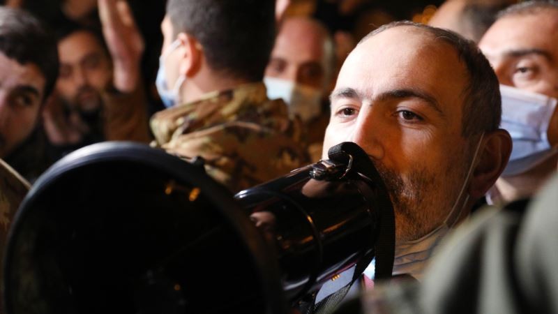 В Армении протестующие преградили путь траурной колонне с Пашиняном