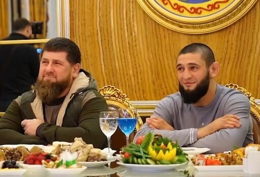 Глава ЧР вручил Хамзату Чимаеву ключи от нового автомобиля