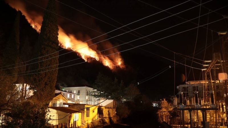 Сотрудники абхазского МЧС продолжают борьбу с лесными пожарами
