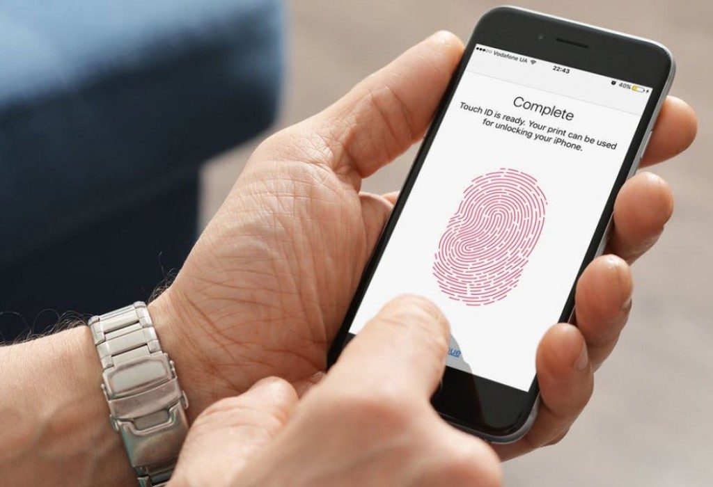 Apple может вернуть сканер отпечатка пальца в следующем iPhone и убрать порт для зарядки