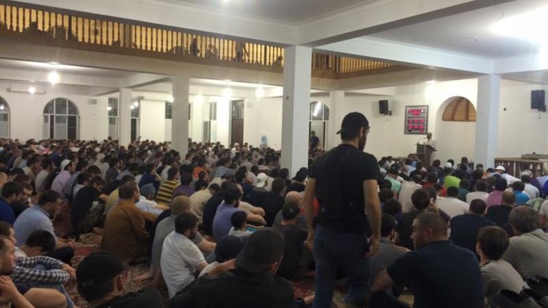 Силовики возобновили рейды у мечети "Тангим" в Махачкале