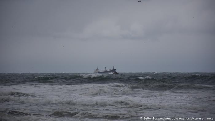 В Черном море затонул грузовой корабль с россиянами на борту