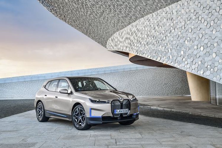BMW первой в мире начнёт использовать алюминий, произведенный с помощью солнечной энергии