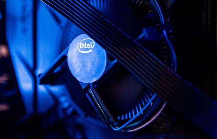 В процессорах Intel обнаружены две опасные уязвимости — они заложены самим производителем