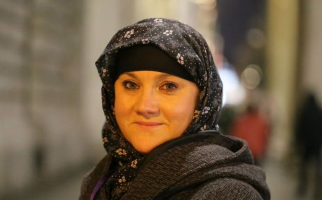 Принявшие ислам ирландки заботятся о бездомных