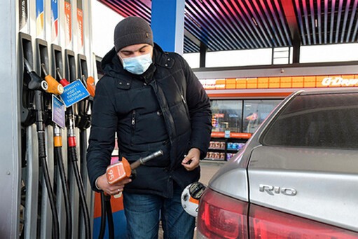 Бензин в России подорожал с опережением графика