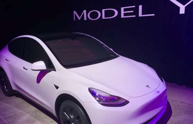 Энтузиасты рассказали, как электромобили Tesla ездят на автопилоте, когда за рулём никого нет