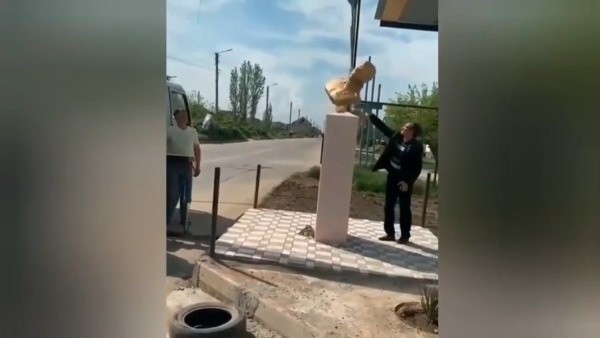 Дагестанцы снесли памятник Сталину (ВИДЕО)