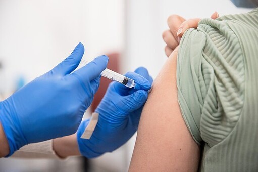 Подростков начнут вакцинировать от COVID-19 в сентябре