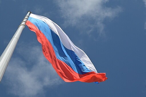 В школах могут ввести церемонию поднятия флага России