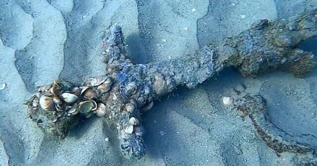 В Израиле дайвер обнаружил на дне моря 900-летний меч крестоносцев
