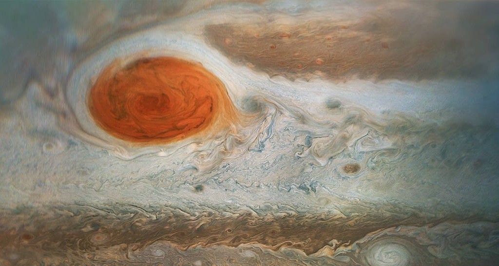 NASA показало «огненную» атмосферу Юпитера и измерило огромное красное пятно