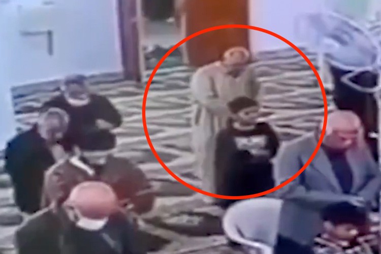 В Ираке мужчина умер в мечети во время вечерней молитвы