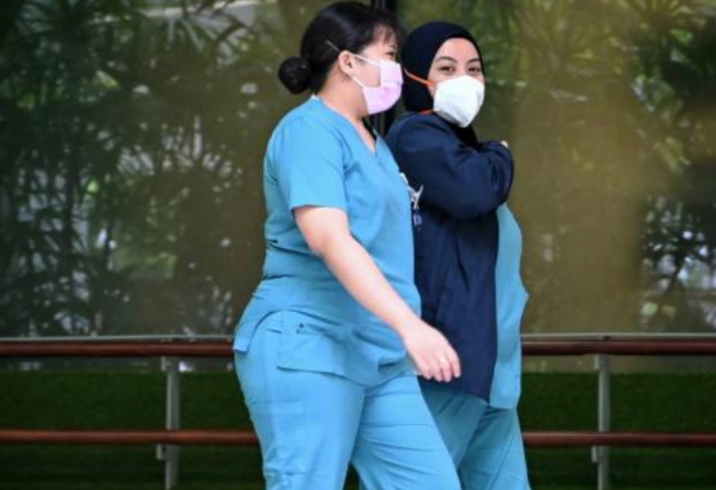 В Сингапуре медсестры и врачи массово надели хиджабы