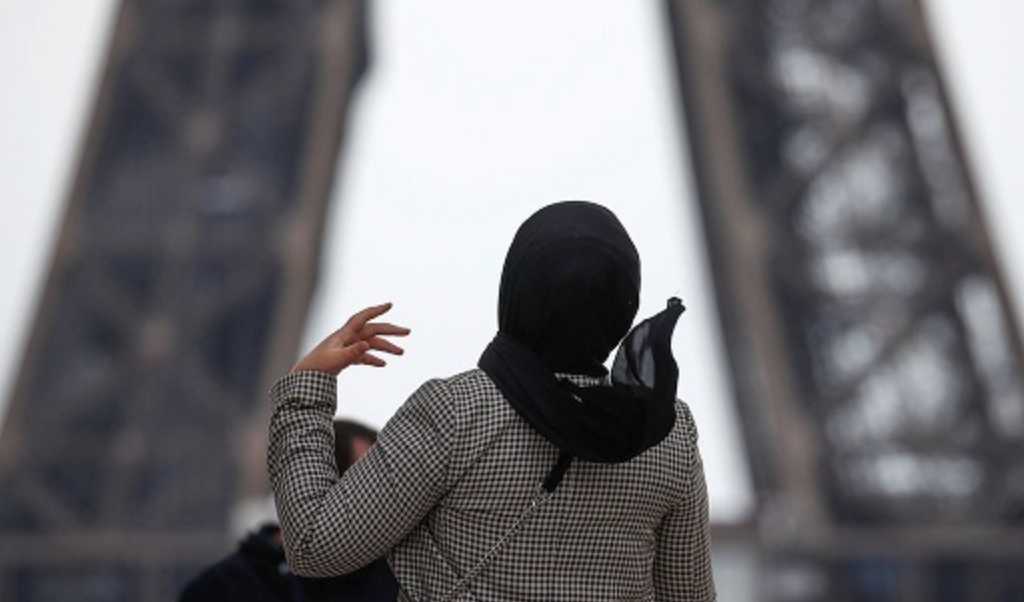 Пожилые французы поставили на место чиновницу в споре о хиджабе