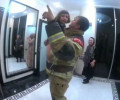 Пожарные в Грозном деблокировали дверь квартиры с маленьким ребенком