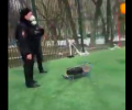 Полицейский напомнил россиянину о дистанции при коронавирусе с пистолетом в руке
