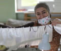 Беженцы из Чечни в Польше шьют защитные маски