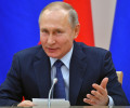 Путин продлил дополнительные выплаты медикам до конца лета