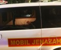 В Индонезии заставляют носить маски с помощью гробов и катафалков