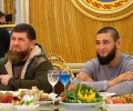 Глава ЧР вручил Хамзату Чимаеву ключи от нового автомобиля