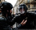 Полиция применила водометы против протестующих в Париже