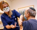 Ревакцинация вчетверо снизила заразность привитых  от коронавируса