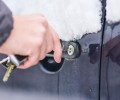Физик объяснил, как открыть замерзший замок двери автомобиля